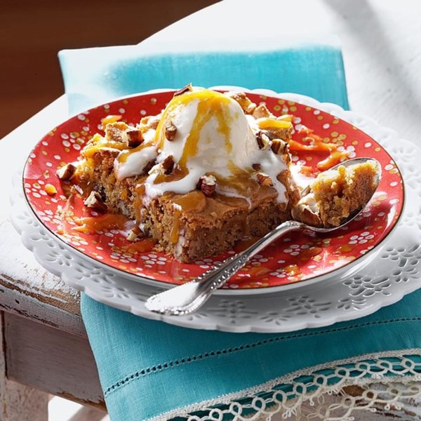 Blond brownies a la mode