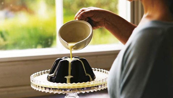 Blood plum and blackberry jelly with vanilla cream