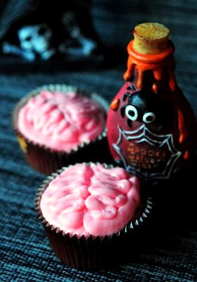 Bloody brain cupcakes (with vanilla cream cheese frosting)