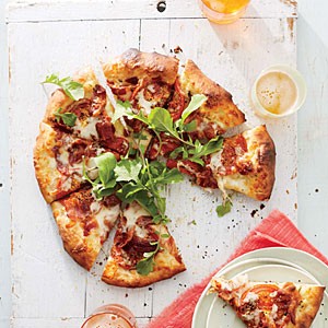 BLT pizza with white sauce