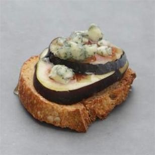 Blue cheese & fig bite