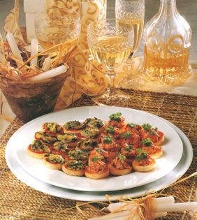 Blue cheese and tomato canapés