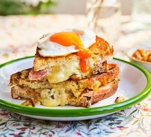 Blue cheese, ham & egg toastie