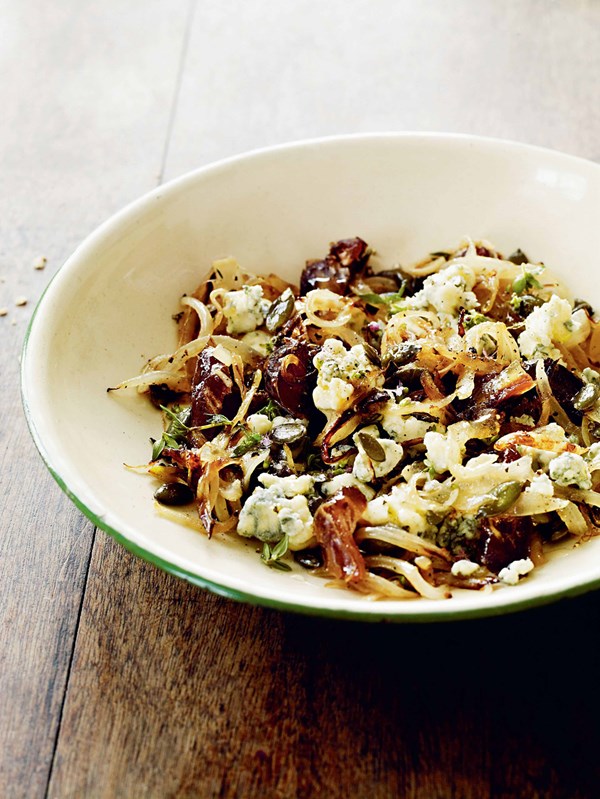 Blue cheese with honey, thyme, dates, fried onions and seeds