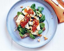 Blue cheese with toasted hazelnuts [open sandwich]