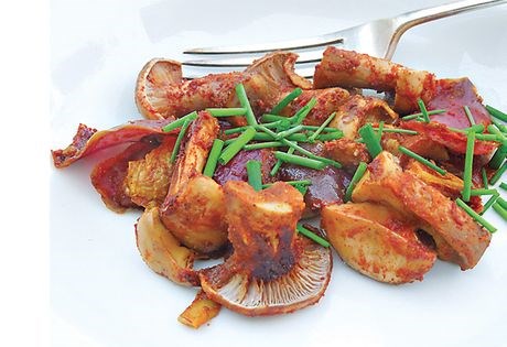 Blue legs and bacon and red onion in red sauce