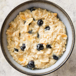 Blueberry and almond oatmeal