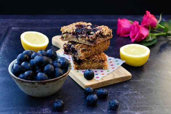 Blueberry and lemon oaty breakfast bars