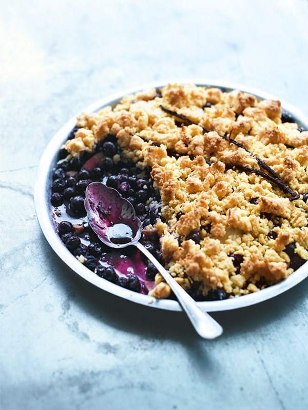 Blueberry, apple & coconut crumble