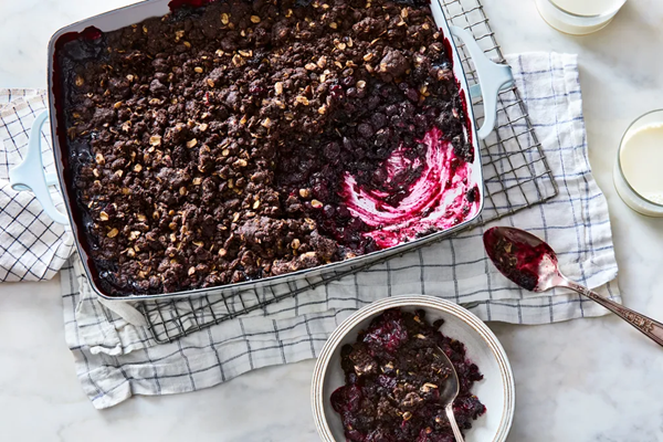 Blueberry cocoa crumble