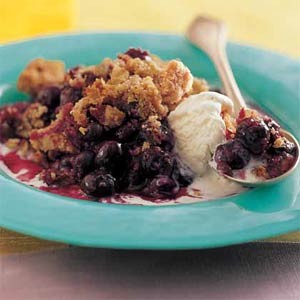 Blueberry crisp à la mode