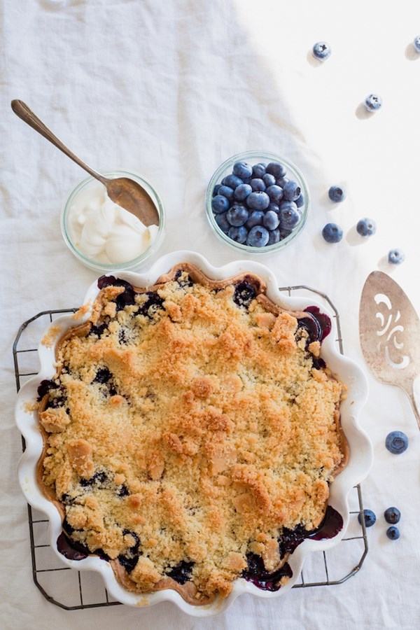 Blueberry crumble pie