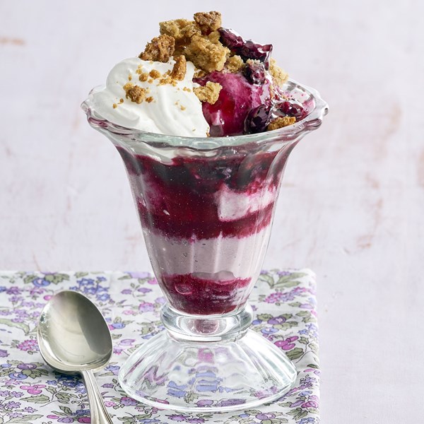 Blueberry crumble sundaes