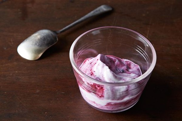 Blueberry fool with yogurt