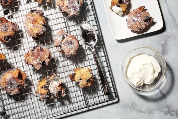 Blueberry fritters with honey cream