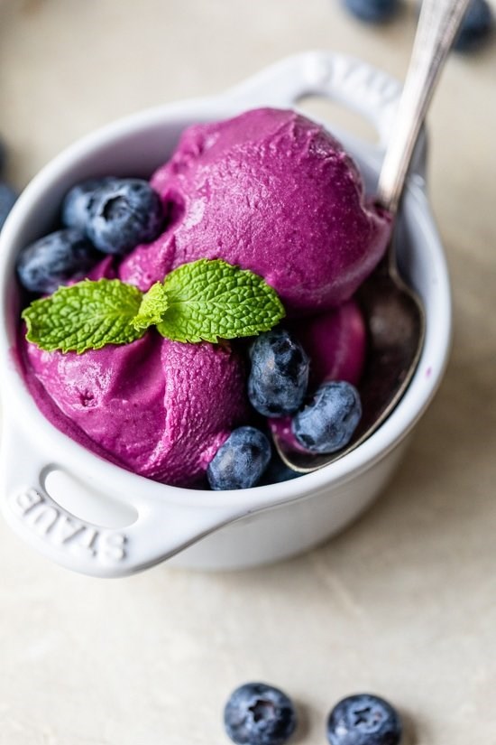 Blueberry frozen yogurt