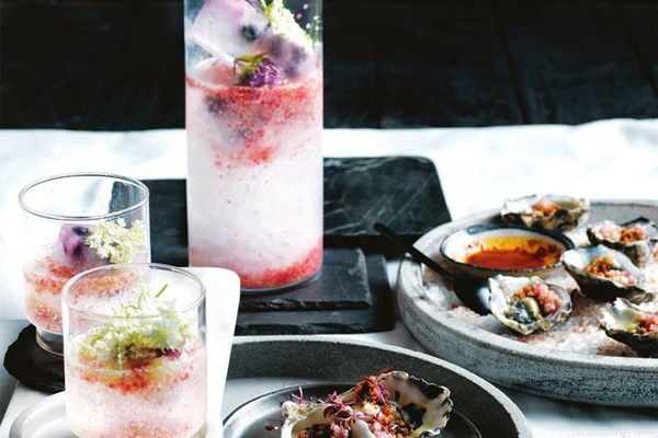 Blueberry ice cube gin & tonic with lime caviar