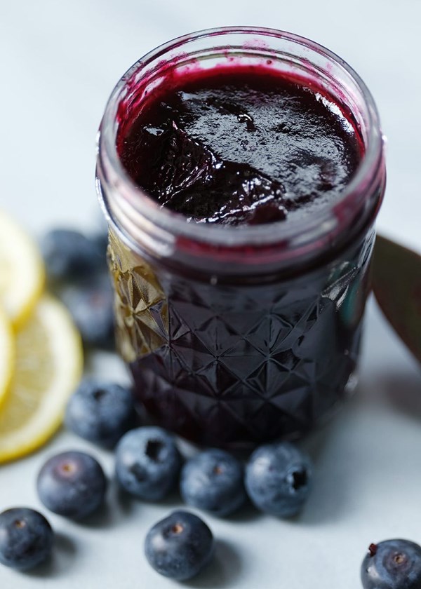 Blueberry jam in the microwave