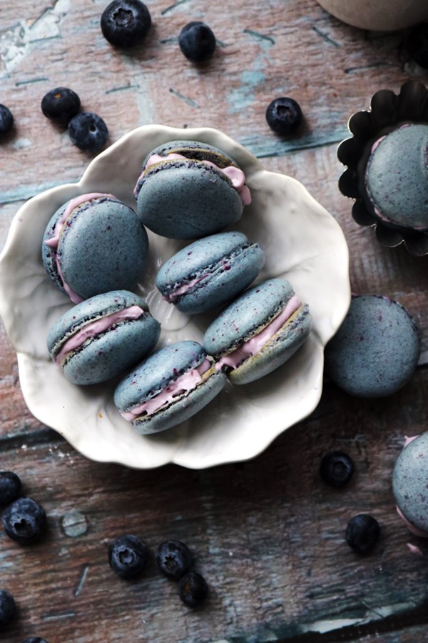 Blueberry macarons with blueberry mascarpone cream