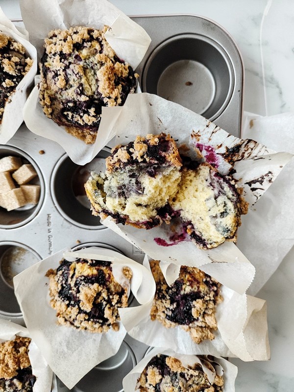 Blueberry muffins with crumble topping