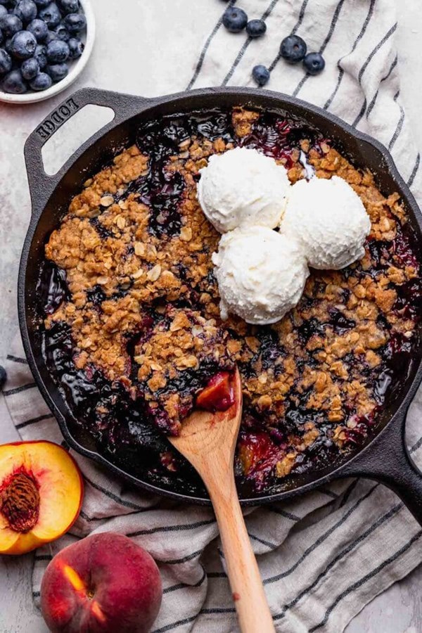 Blueberry peach crumble