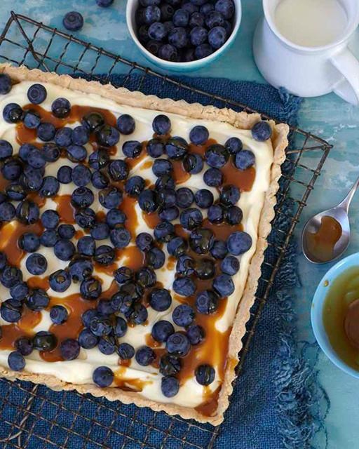 Blueberry tart with caramel sauce