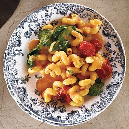 Blush mac and cheese with tomatoes