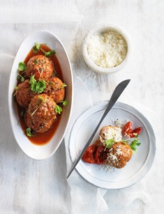 Bocconcini-stuffed meatballs with tomato sauce