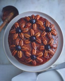 Boiled and baked Christmas cake with goji berries & dates