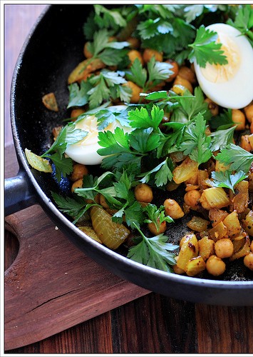 Boiled eggs with curried chickpeas