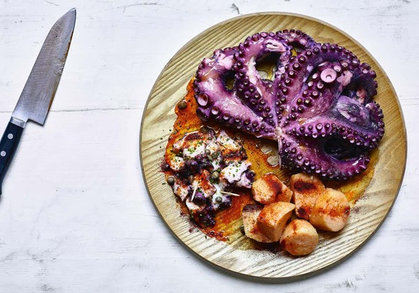 Boiled octopus with smoked sweet paprika and 'cachelos' potatoes