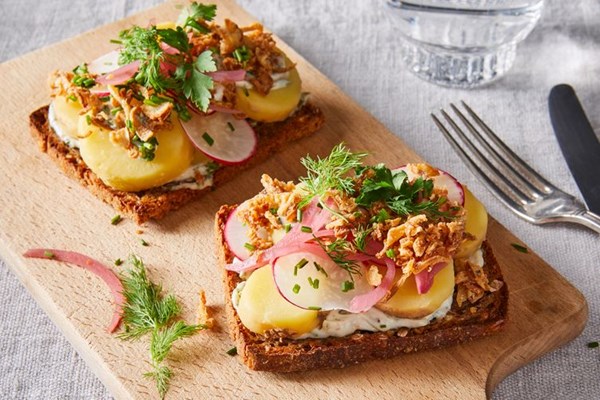 Boiled potato on rye bread, aka Potato salad on toast (Kartoffelmad)