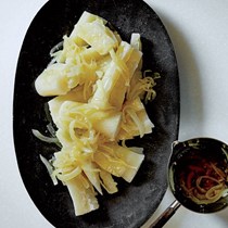 Boiled yuca with garlicky onions