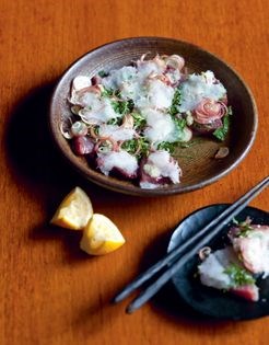 Bonito sashimi with herbs (Katsuo no tataki)