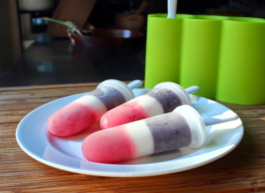 Boozy strawberry blueberry cheesecake popsicles
