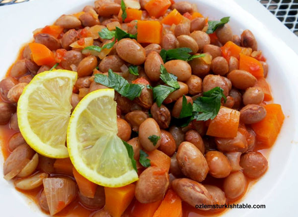 Borlotti beans with vegetables cooked in olive oil (Barbunya pilaki)