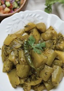 Bottle gourd with coriander (Hara dhaniya wali lauki)