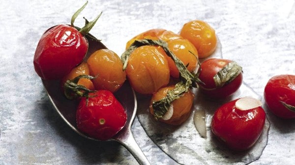 Bottled cherry tomatoes with mint and garlic