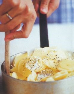 Boulangère potatoes (Pommes boulangère)