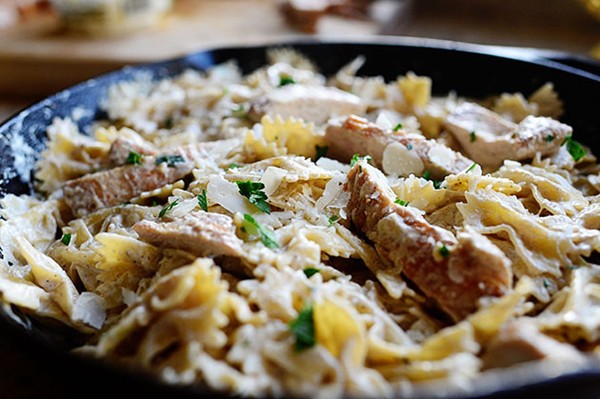 Bow-tie chicken Alfredo