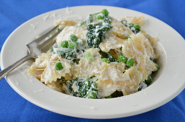 Bowties with kale, peas and creamy ricotta sauce