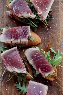 Braaied tuna on crostini