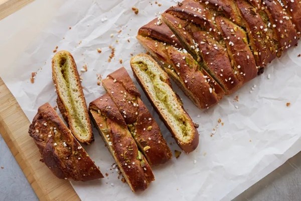 Braided pistachio loaf (Swedish pistagelängd)