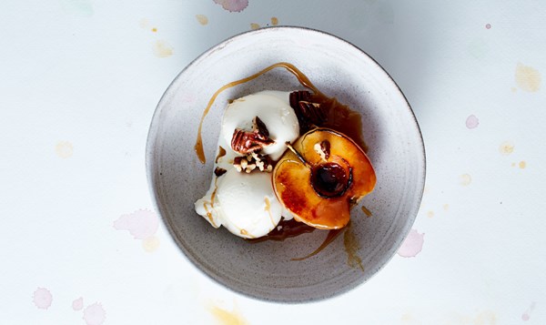 Braised and brûléed apples with ice cream