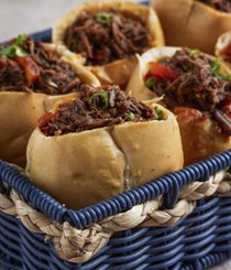 Braised beef with onions, tomato and peppers (Carne louca)
