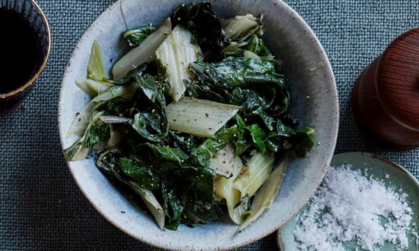 Braised chard with garlic and black pepper