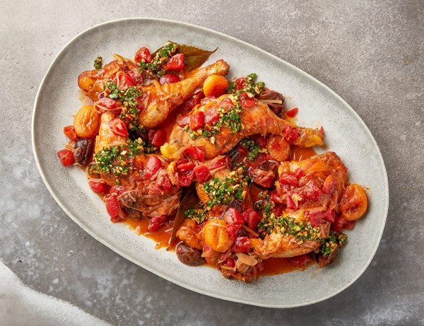 Braised chicken and tomatoes with garlic and dried fruits