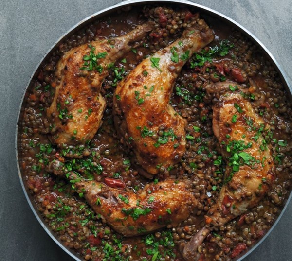 Braised chicken legs with Puy lentils and tomato