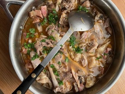 Braised chicken thighs and drumsticks (Les quarts de poulet braisés)