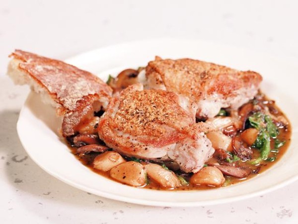 Braised chicken thighs with 40 cloves of garlic